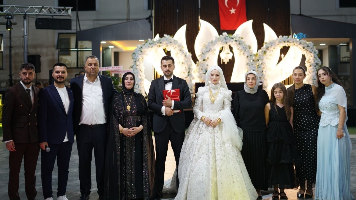 Aziz Yılmaz ile Melike İnci’nin düğünü siyaset ve bürokrasi dünyasını Kahta’da buluşturdu